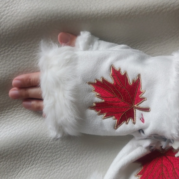 'Maple Leaf' design by Gene Suyu Fingerless Gloves - Picture 4 of 6